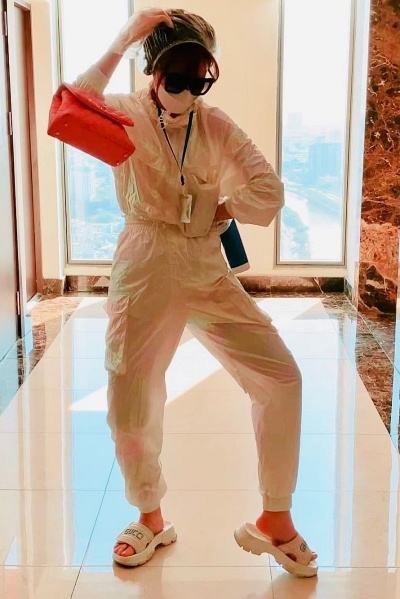 Hari Won khiến nhiều fan bật cười khi phối đồ bảo hộ cùng các món phụ kiện xa xỉ như dép Gucci, túi Chanel