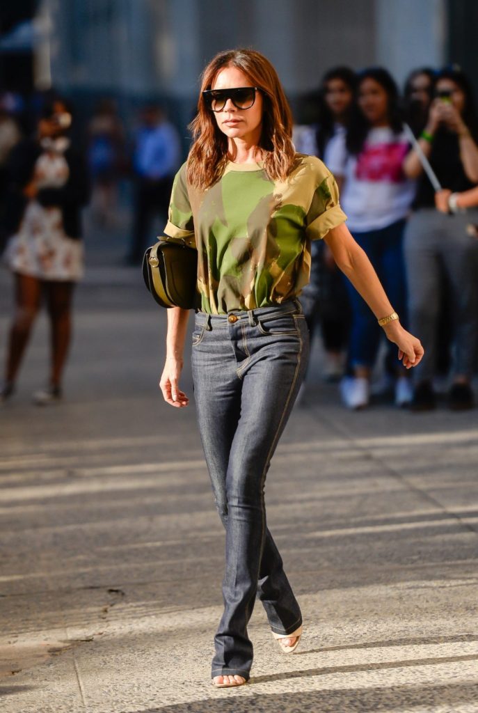 Victoria Beckham đặc biệt yêu thích quần jeans cặp trễ, từ quần skinny jeans đến quần ống suôn. Cô thường sơ-vin cùng áo thun hoặc áo sơmi trắng và đi giày cao gót.  