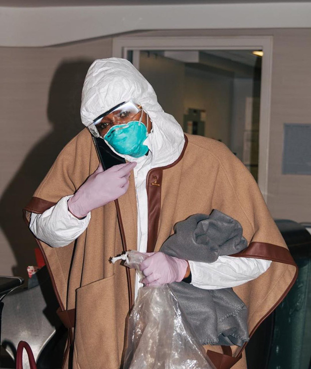 Naomi Campbell gây chú ý trong cộng đồng mạng khi diện đồ bảo hộ, khẩu trang cùng găng tay chuyên dụng của bác sĩ đến sân bay.