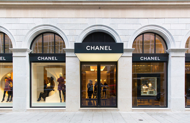 Chanel cũng sẽ bắt đầu sản xuất khẩu trang để cung ứng cho người dân ngay khi được cấp phép. Hiện thương hiệu Pháp đã chuẩn bị sẵn các vật liệu cần thiết, nhằm hỗ trợ nguồn cung đồ y tế đang khan hiếm.