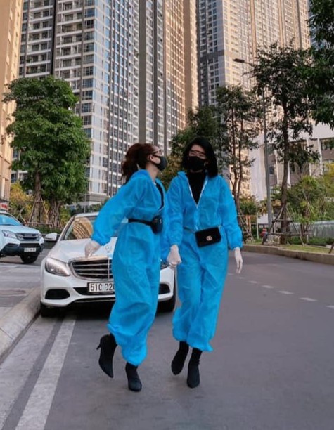 Nhã Phương và diễn viên Thúy Ngân chọn cho mình bộ đồ màu xanh, làm bằng vải không dệt nổi bật.